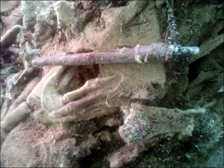 inside_hand La mummia di 1.500 anni fa con ai piedi le scarpe da tennis